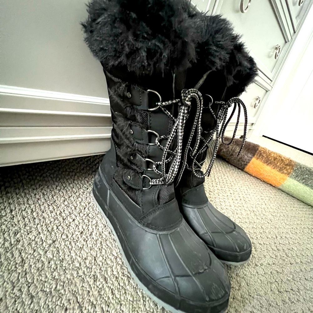 Winter boots with only two times of used. For walk on ice and slippery surfaces